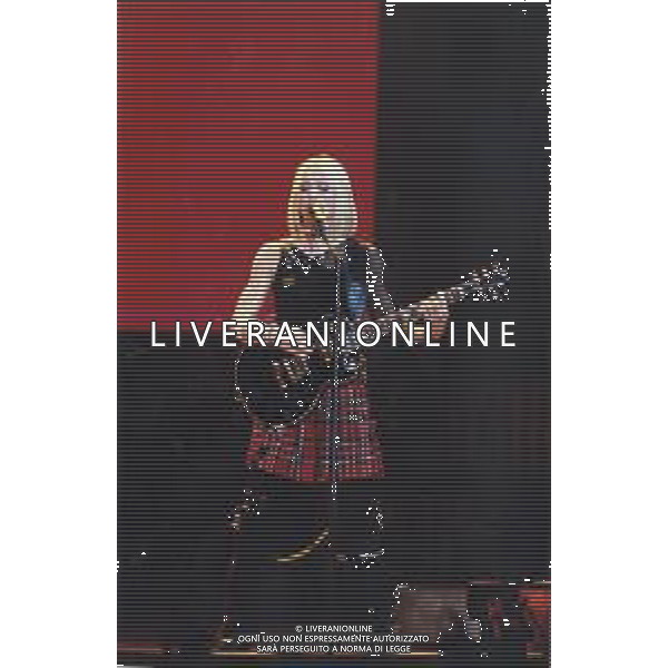 ST-RETROSPETTIVA MADONNA CANTANTE NELLA FOTO MADONNA IN CONCERTO NELL\'ANNO 2001 AG ALDO LIVERANI SAS