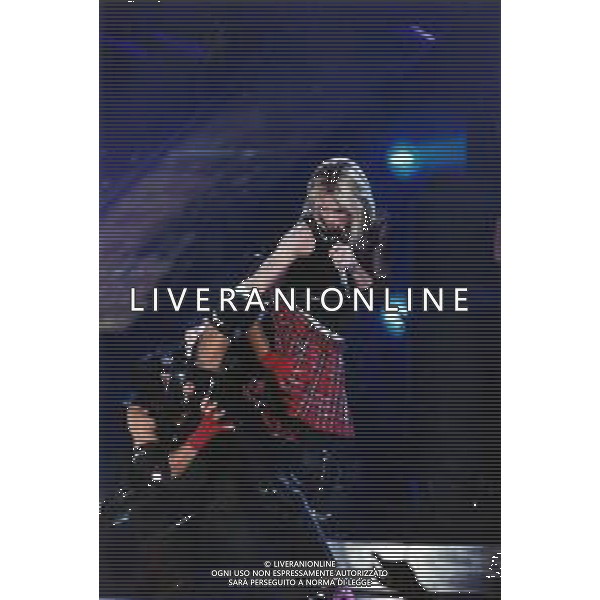 ST-RETROSPETTIVA MADONNA CANTANTE NELLA FOTO MADONNA IN CONCERTO NELL\'ANNO 2001 AG ALDO LIVERANI SAS