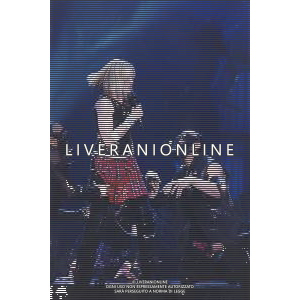 ST-RETROSPETTIVA MADONNA CANTANTE NELLA FOTO MADONNA IN CONCERTO NELL\'ANNO 2001 AG ALDO LIVERANI SAS