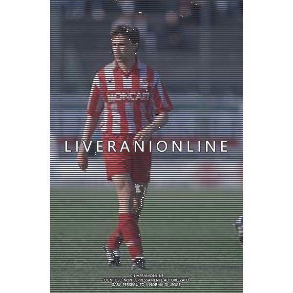 DIAP-RETROSPETTIVA ENRICO CHIESA CALCIATORE NELLA FOTO ENRICO CHIESA CON LA MAGLIA DELLA CREMONESE NELL\'ANNO 1994-1995 AG ALDO LIVERANI SAS