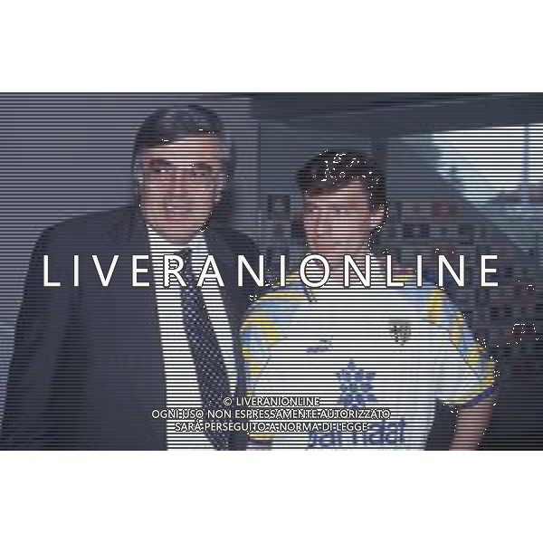 DIAP-RETROSPETTIVA ENRICO CHIESA CALCIATORE NELLA FOTO ENRICO CHIESA PRESENTAZIONE AL PARMA CALCIO NELL\'ANNO 1996 CON GIORGIO PEDRANESCHI AG ALDO LIVERANI SAS