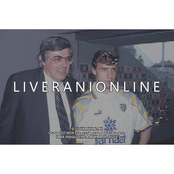 DIAP-RETROSPETTIVA ENRICO CHIESA CALCIATORE NELLA FOTO ENRICO CHIESA PRESENTAZIONE AL PARMA CALCIO NELL\'ANNO 1996 CON GIORGIO PEDRANESCHI AG ALDO LIVERANI SAS