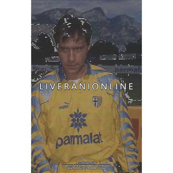DIAP-RETROSPETTIVA ENRICO CHIESA CALCIATORE NELLA FOTO ENRICO CHIESA CON LA MAGLIA DEL PARMA CALCIO NELL\'ANNO 1997-1998 AG ALDO LIVERANI SAS