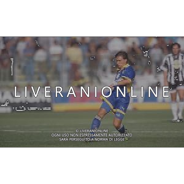 DIAP-RETROSPETTIVA ENRICO CHIESA CALCIATORE NELLA FOTO ENRICO CHIESA CON LA MAGLIA DEL PARMA CALCIO NELL\'ANNO 1997-1998 AG ALDO LIVERANI SAS