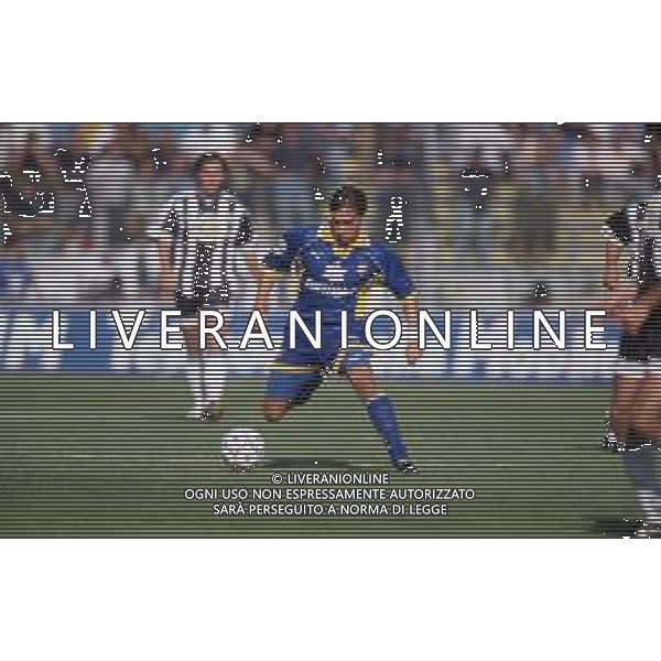 DIAP-RETROSPETTIVA ENRICO CHIESA CALCIATORE NELLA FOTO ENRICO CHIESA CON LA MAGLIA DEL PARMA CALCIO NELL\'ANNO 1997-1998 AG ALDO LIVERANI SAS