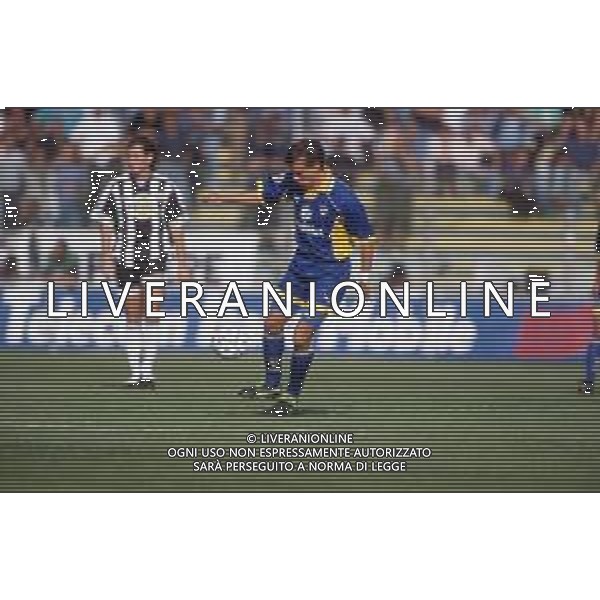 DIAP-RETROSPETTIVA ENRICO CHIESA CALCIATORE NELLA FOTO ENRICO CHIESA CON LA MAGLIA DEL PARMA CALCIO NELL\'ANNO 1997-1998 AG ALDO LIVERANI SAS