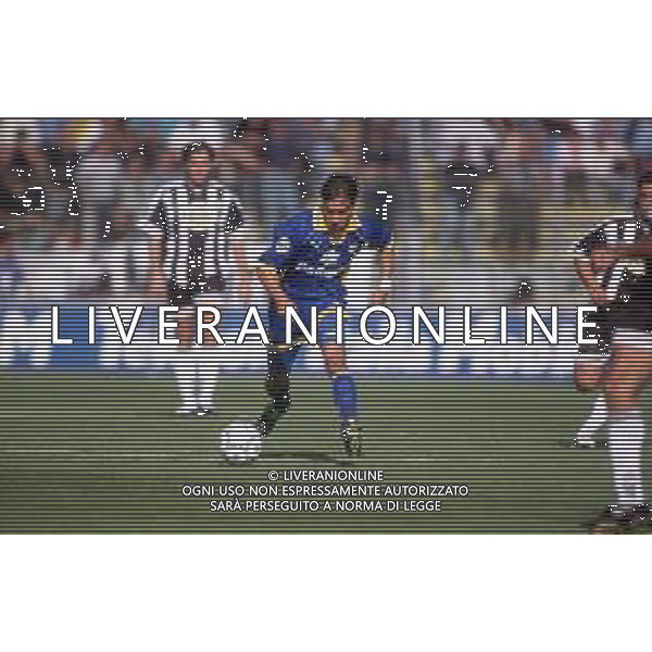 DIAP-RETROSPETTIVA ENRICO CHIESA CALCIATORE NELLA FOTO ENRICO CHIESA CON LA MAGLIA DEL PARMA CALCIO NELL\'ANNO 1997-1998 AG ALDO LIVERANI SAS