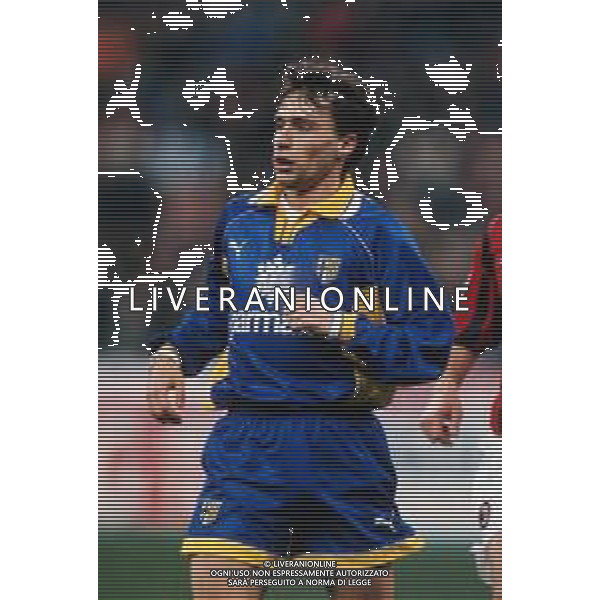 DIAP-RETROSPETTIVA ENRICO CHIESA CALCIATORE NELLA FOTO ENRICO CHIESA CON LA MAGLIA DEL PARMA CALCIO NELL\'ANNO 1997-1998 AG ALDO LIVERANI SAS