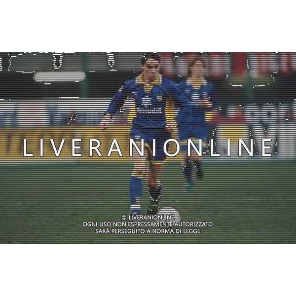 DIAP-RETROSPETTIVA ENRICO CHIESA CALCIATORE NELLA FOTO ENRICO CHIESA CON LA MAGLIA DEL PARMA CALCIO NELL\'ANNO 1997-1998 AG ALDO LIVERANI SAS