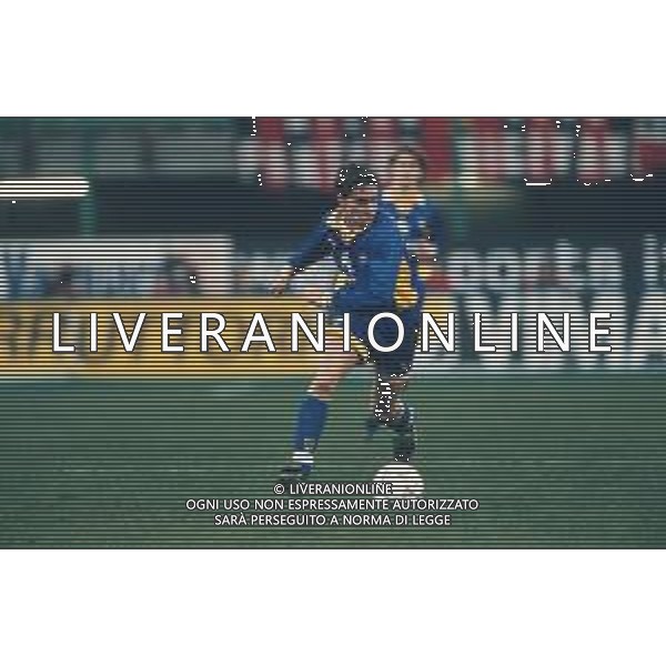 DIAP-RETROSPETTIVA ENRICO CHIESA CALCIATORE NELLA FOTO ENRICO CHIESA CON LA MAGLIA DEL PARMA CALCIO NELL\'ANNO 1997-1998 AG ALDO LIVERANI SAS