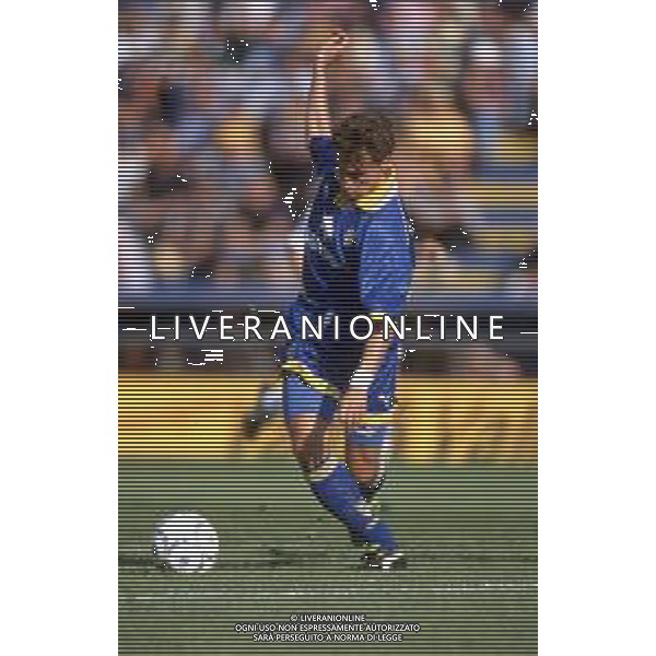 DIAP-RETROSPETTIVA ENRICO CHIESA CALCIATORE NELLA FOTO ENRICO CHIESA CON LA MAGLIA DEL PARMA CALCIO NELL\'ANNO 1997-1998 AG ALDO LIVERANI SAS