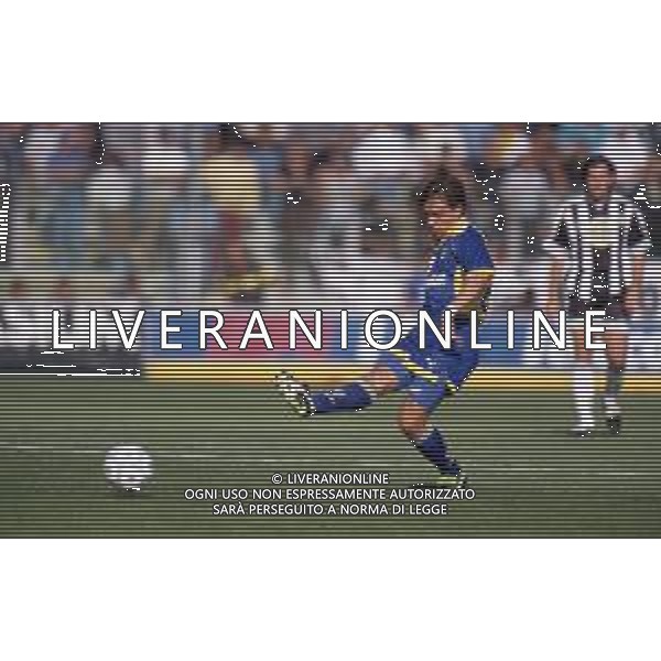 DIAP-RETROSPETTIVA ENRICO CHIESA CALCIATORE NELLA FOTO ENRICO CHIESA CON LA MAGLIA DEL PARMA CALCIO NELL\'ANNO 1997-1998 AG ALDO LIVERANI SAS