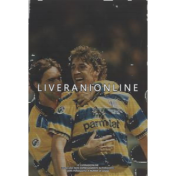 DIAP-RETROSPETTIVA ENRICO CHIESA CALCIATORE NELLA FOTO ENRICO CHIESA CON LA MAGLIA DEL PARMA CALCIO CON HERNAN CRESPO AG ALDO LIVERANI SAS