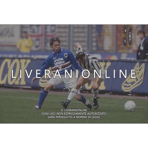 DIAP-RETROSPETTIVA ENRICO CHIESA CALCIATORE NELLA FOTO ENRICO CHIESA CON LA MAGLIA DELLA SAMPDORIA CALCIO AG ALDO LIVERANI SAS 