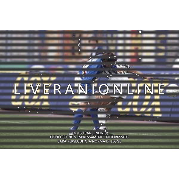 DIAP-RETROSPETTIVA ENRICO CHIESA CALCIATORE NELLA FOTO ENRICO CHIESA CON LA MAGLIA DELLA SAMPDORIA CALCIO AG ALDO LIVERANI SAS 