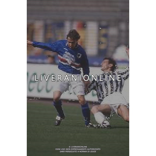 DIAP-RETROSPETTIVA ENRICO CHIESA CALCIATORE NELLA FOTO ENRICO CHIESA CON LA MAGLIA DELLA SAMPDORIA CALCIO AG ALDO LIVERANI SAS 