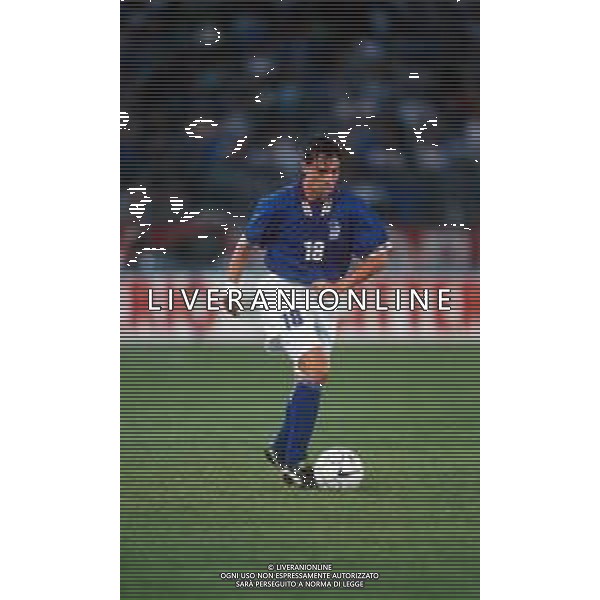 DIAP-RETROSPETTIVA ENRICO CHIESA CALCIATORE NELLA FOTO ENRICO CHIESA CON LA MAGLIA DELLA NAZIONALE ITALIANA NELL\'ANNO 1995-96 AG ALDO LIVERANI SAS
