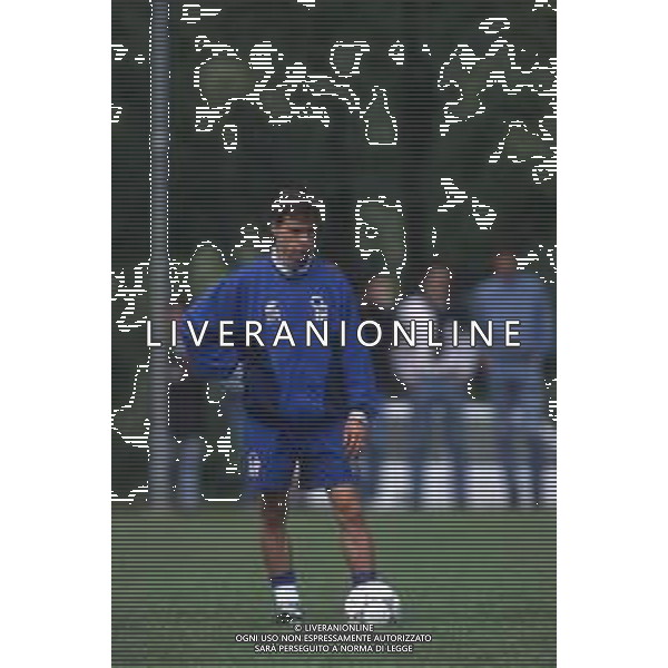 DIAP-RETROSPETTIVA ENRICO CHIESA CALCIATORE NELLA FOTO ENRICO CHIESA CON LA MAGLIA DELLA NAZIONALE ITALIANA NELL\'ANNO 1995-96 AG ALDO LIVERANI SAS