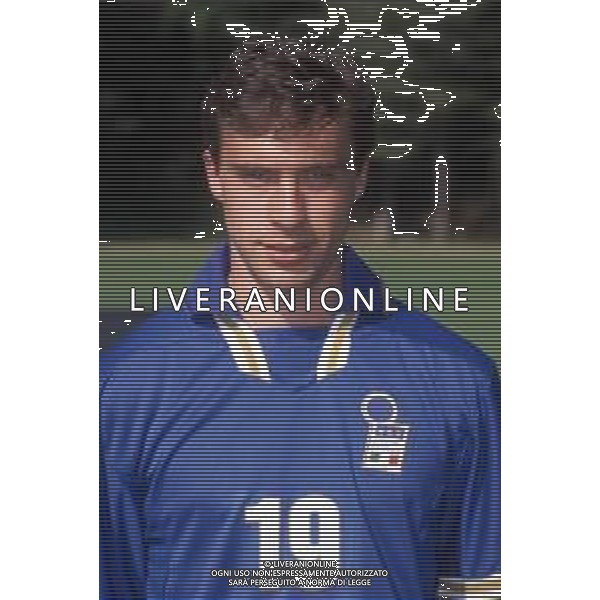 DIAP-RETROSPETTIVA ENRICO CHIESA CALCIATORE NELLA FOTO ENRICO CHIESA CON LA MAGLIA DELLA NAZIONALE ITALIANA NELL\'ANNO 1996 AG ALDO LIVERANI SAS
