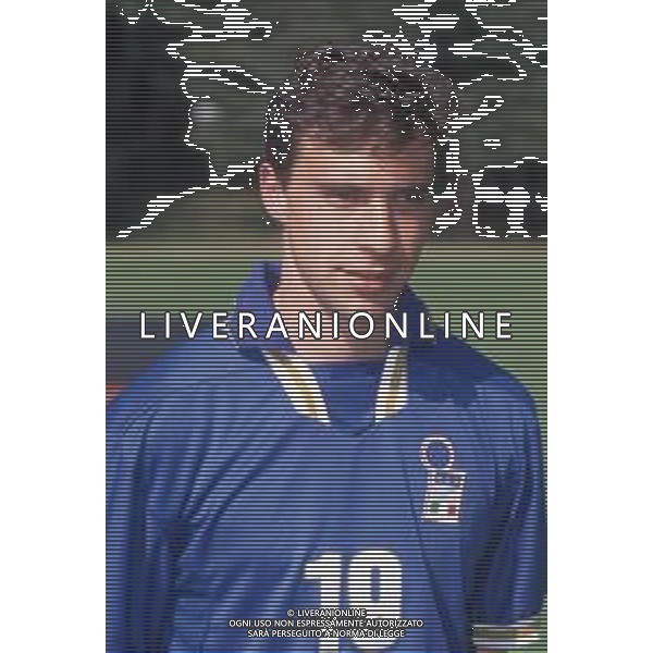DIAP-RETROSPETTIVA ENRICO CHIESA CALCIATORE NELLA FOTO ENRICO CHIESA CON LA MAGLIA DELLA NAZIONALE ITALIANA NELL\'ANNO 1996 AG ALDO LIVERANI SAS