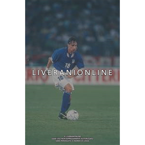 DIAP-RETROSPETTIVA ENRICO CHIESA CALCIATORE NELLA FOTO ENRICO CHIESA CON LA MAGLIA DELLA NAZIONALE ITALIANA NELL\'ANNO 1997 AG ALDO LIVERANI SAS