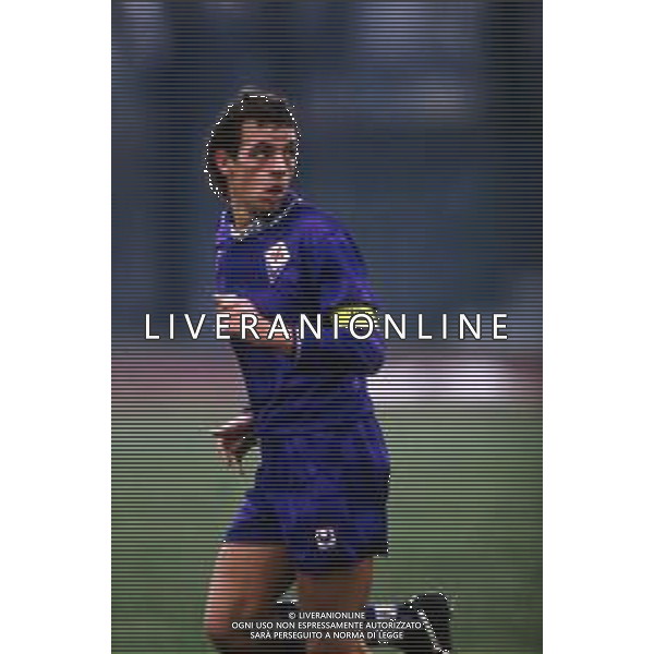 DIAP-RETROSPETTIVA EDY BAGGIO CALCIATORE NELLA FOTO EDY BAGGIO CON LA MAGLIA DELLA FIORENTINA CALCIO NELL\'ANNO 1992-93 AG ALDO LIVERANI SAS