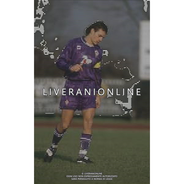 DIAP-RETROSPETTIVA EDY BAGGIO CALCIATORE NELLA FOTO EDY BAGGIO CON LA MAGLIA DELLA FIORENTINA CALCIO NELL\'ANNO 1992-93 AG ALDO LIVERANI SAS
