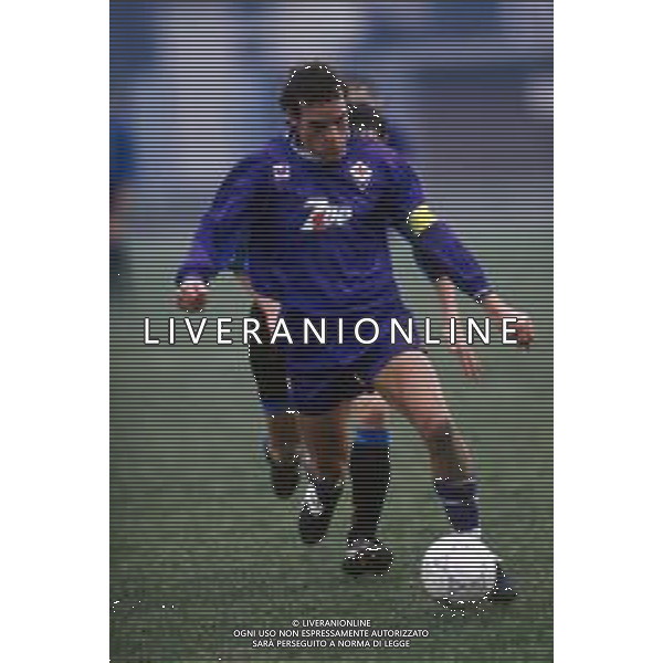 DIAP-RETROSPETTIVA EDY BAGGIO CALCIATORE NELLA FOTO EDY BAGGIO CON LA MAGLIA DELLA FIORENTINA CALCIO NELL\'ANNO 1992-93 AG ALDO LIVERANI SAS