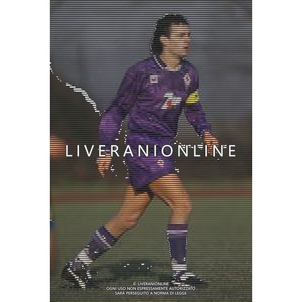 DIAP-RETROSPETTIVA EDY BAGGIO CALCIATORE NELLA FOTO EDY BAGGIO CON LA MAGLIA DELLA FIORENTINA CALCIO NELL\'ANNO 1992-93 AG ALDO LIVERANI SAS