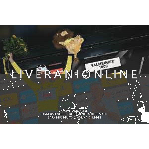14-06-2025 Criterium Du Dauphine Libere; Tappa 07 Grand Algueblanche - Valmeinier 1800; 2025, Uae Team Emirates - Xrg; Pogacar, Tadej; Thevenet, Bernard; Valmeinier 1800; ©SIROTTI - AGENZIA ALDO LIVERANI SAS
