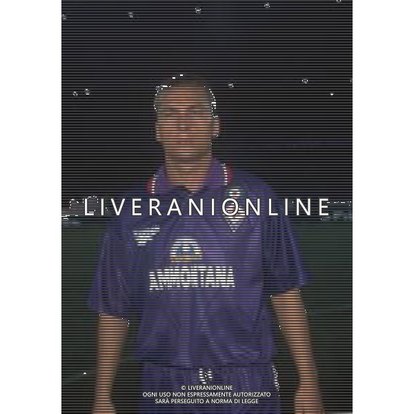 DIAP-RETROSPETTIVA SANDRO COIS CALCIATORE NELLA FOTO SANDRO COIS CON LA MAGLIA DELLA FIORENTINA CALCIO NELL\'ANNO 1996 AG ALDO LIVERANI SAS