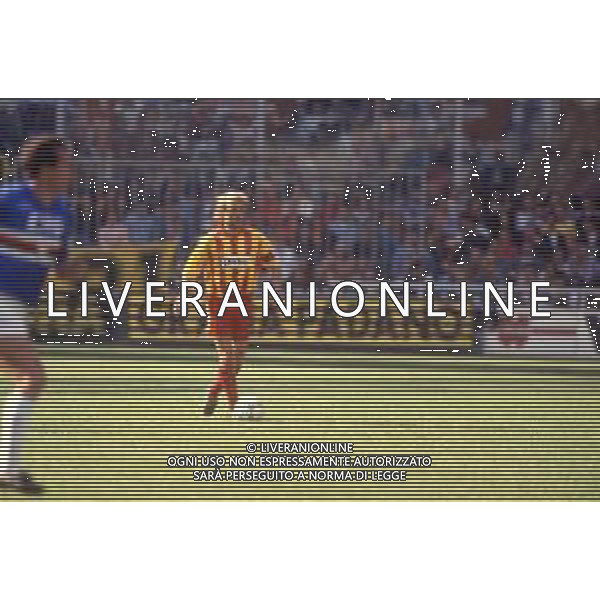 DIAP-RETROSPETTIVA PAOLO BENEDETTI CALCIATORE NELLA FOTO PAOLO BENEDETTI CON LA MAGLIA DEL LECCE CALCIO 1990-91 AG ALDO LIVERANI SAS