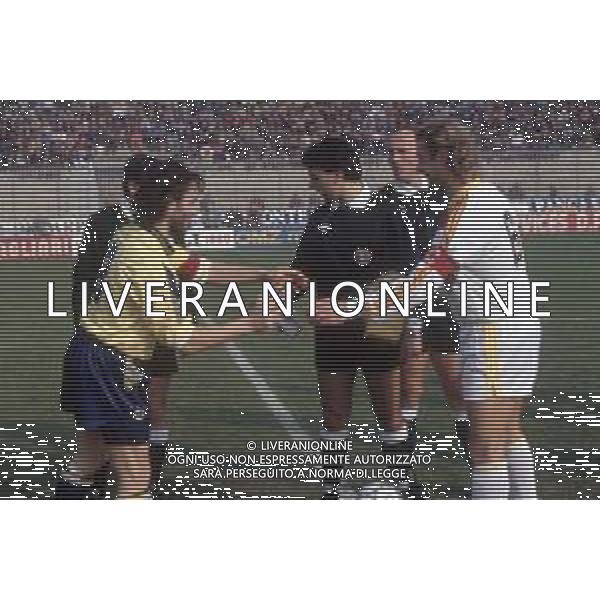 DIAP-RETROSPETTIVA PAOLO BENEDETTI CALCIATORE NELLA FOTO PAOLO BENEDETTI CON LA MAGLIA DEL LECCE CALCIO 1991-92 CON ANDREA BERGAMO IN MODENA -LECCE AG ALDO LIVERANI SAS 