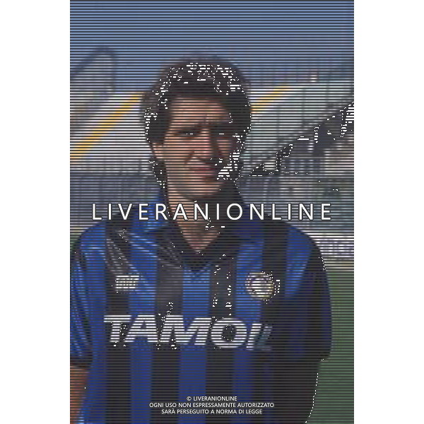 DIAP-RETROSPETTIVA TEBALDO BIGLIARDI CALCIATORE NELLA FOO TEBALDO BIGLIARDI CON LA MAGLIA DELL\'ATALANTA CALCIO NELL\'ANNO 1990-1991 AG ALDO LIVERANI SAS