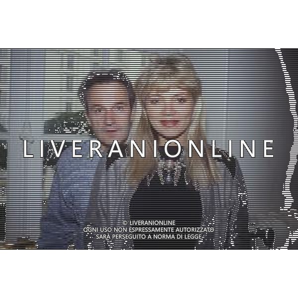 DIA-RETROSPETTIVA GIORGIO MORODER PRODUTTORE DISCOGRAFICO -COMPOSITORE E DISK JOCKEY NELLA FOTO GIORGIO MORODER A CANNES NELL’ANNO 1984 CON HELEN ST. JOHN AGENZIA ALDO LIVERANI SAS