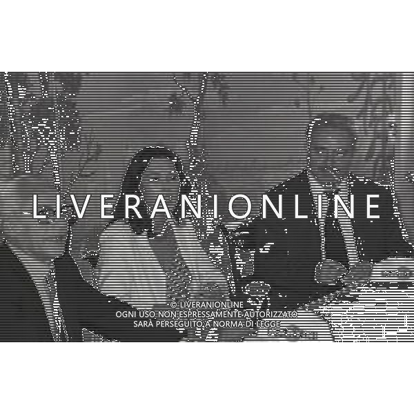 NEG-RETROSPETTIVA LILLI CARATI ATTRICE NELLA FOTO LILLI CARATI CON LUIGI DE LAURENTIIS E GIANNI BRERA ALLA PRESENTAZIONE DEL FILM “IL CORPO DELLA RAGASSA“ NELL\'ANNO 1979 A MILANO IN TERRAZZA MARTINI AG ALDO LIVERANI SAS