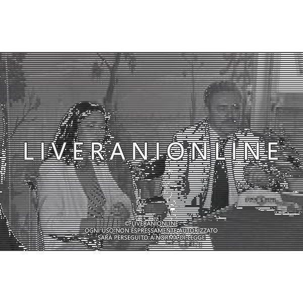 NEG-RETROSPETTIVA LILLI CARATI ATTRICE NELLA FOTO LILLI CARATI CON GIANNI BRERA ALLA PRESENTAZIONE DEL FILM “IL CORPO DELLA RAGASSA“ NELL\'ANNO 1979 A MILANO IN TERRAZZA MARTINI AG ALDO LIVERANI SAS