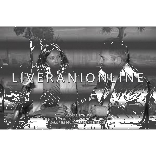 NEG-RETROSPETTIVA LILLI CARATI ATTRICE NELLA FOTO LILLI CARATI CON GIANNI BRERA ALLA PRESENTAZIONE DEL FILM “IL CORPO DELLA RAGASSA“ NELL\'ANNO 1979 A MILANO IN TERRAZZA MARTINI AG ALDO LIVERANI SAS