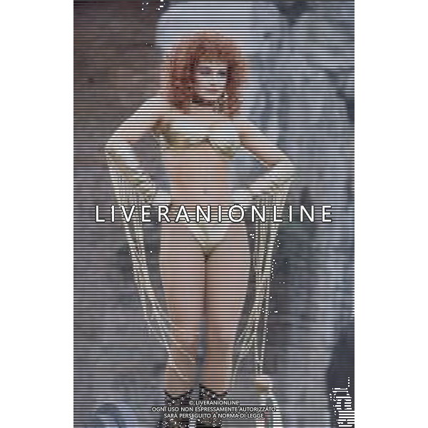 DIAP-RETROSPETTIVA CARMEN RUSSO ATTRICE E SHOWGIRL E BALLERINA NELLA FOTO CARMEN RUSSO A ROMA NELL\'ANNO 1983  FOTO EDGARDO DELLA SCORCIOSA-AG ALDO LIVERANI SAS 
