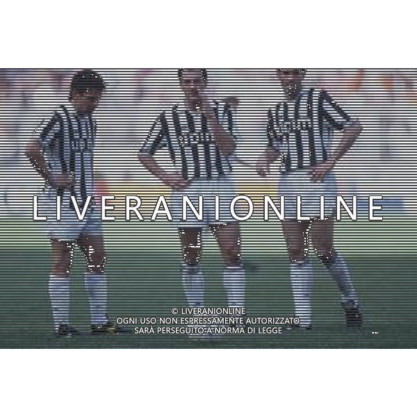 DIAP-RETROSPETTIVA ROBERTO BAGGIO CALCIATORE NELLA FOTO ROBERTO BAGGIO CON LA MAGLIA DELLA JUVENTUS NELL\'ANNO 1992 CON ANGLO ALESSIO E LUIGI DE AGOSTINI AG ALDO LIVERANI SAS 