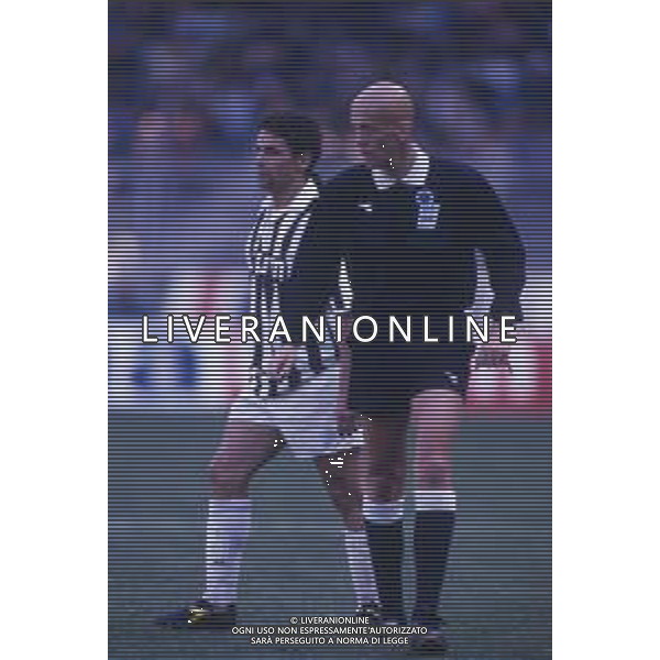 DIAP-RETROSPETTIVA ROBERTO BAGGIO CALCIATORE NELLA FOTO ROBERTO BAGGIO CON LA MAGLIA DELLA JUVENTUS NELL\'ANNO 1992 E L\'ARBITRO PIERLUIGI COLLINA AG ALDO LIVERANI SAS