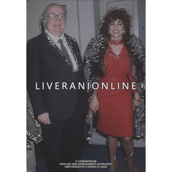 DIAP-RETROSPETTIVA CARMEN RUSSO ATTRICE E SHOWGIRL E BALLERINA NELLA FOTO CARMEN RUSSO A ROMA NELL\'ANNO 1983 CON L\'ON GIOVANNI SPADOLINI FOTO EDGARDO DELLA SCORCIOSA-AG ALDO LIVERANI SAS