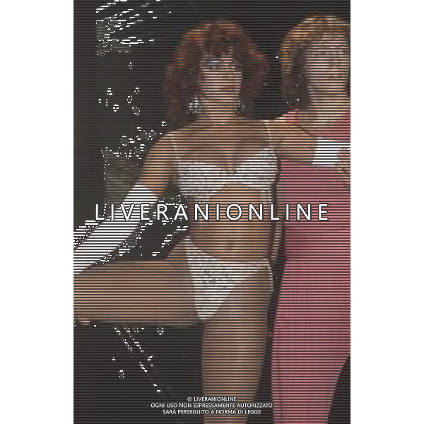 DIAP-RETROSPETTIVA CARMEN RUSSO ATTRICE E SHOWGIRL E BALLERINA NELLA FOTO CARMEN RUSSO A ROMA NELL\'ANNO 1983 FOTO EDGARDO DELLA SCORCIOSA-AG ALDO LIVERANI SAS