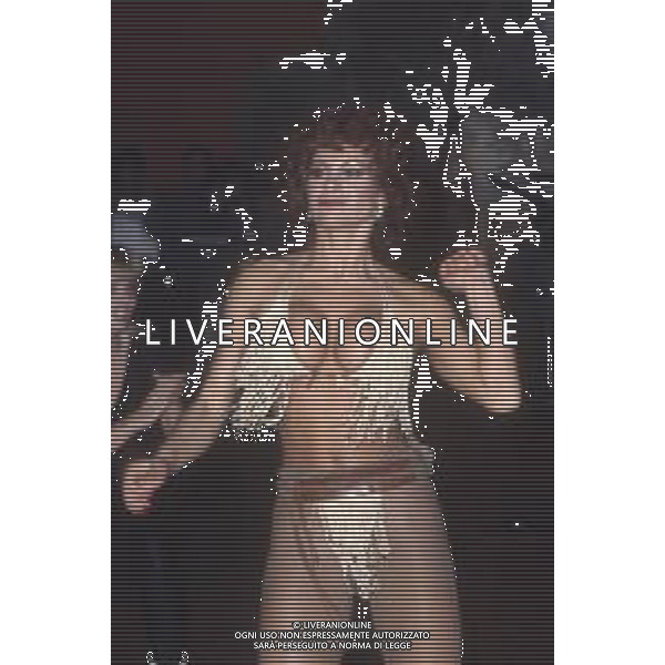 DIAP-RETROSPETTIVA CARMEN RUSSO ATTRICE E SHOWGIRL E BALLERINA NELLA FOTO CARMEN RUSSO A ROMA NELL\'ANNO 1983 FOTO EDGARDO DELLA SCORCIOSA-AG ALDO LIVERANI SAS