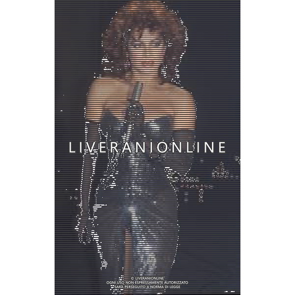 DIAP-RETROSPETTIVA CARMEN RUSSO ATTRICE E SHOWGIRL E BALLERINA NELLA FOTO CARMEN RUSSO A ROMA NELL\'ANNO 1983 FOTO EDGARDO DELLA SCORCIOSA-AG ALDO LIVERANI SAS