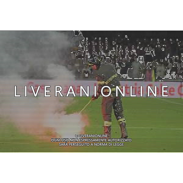 22 06 2025 - Salerno. Stadio Arechi. Campionato Serie B. Playout Ritorno. Salernitana-Sampdoria Nella foto pompiere raccoglie fumogeno Foto Giuseppe Cuozzo/Agenzia Liverani - AGENZIA ALDO LIVERANI SAS
