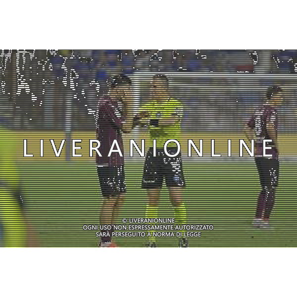 22 06 2025 - Salerno. Stadio Arechi. Campionato Serie B. Playout Ritorno. Salernitana-Sampdoria Nella foto Luka Lochoshvili e Daniele Doveri discutono mentre la partita è sospesa Foto Giuseppe Cuozzo/Agenzia Liverani - AGENZIA ALDO LIVERANI SAS