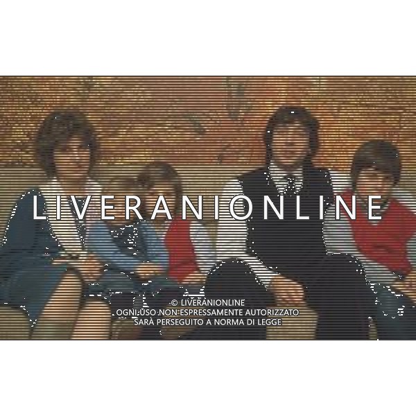 DIAP-RETROSPETTIVA DOMENICO PENZO CALCIATORE NELLA FOTO DOMENICO PENZO CON LA FAMIGLIA A VERONA NELL\'ANNO 1983 FOTO MASSIMO BIANCHI-AG ALDO LIVERANI SAS