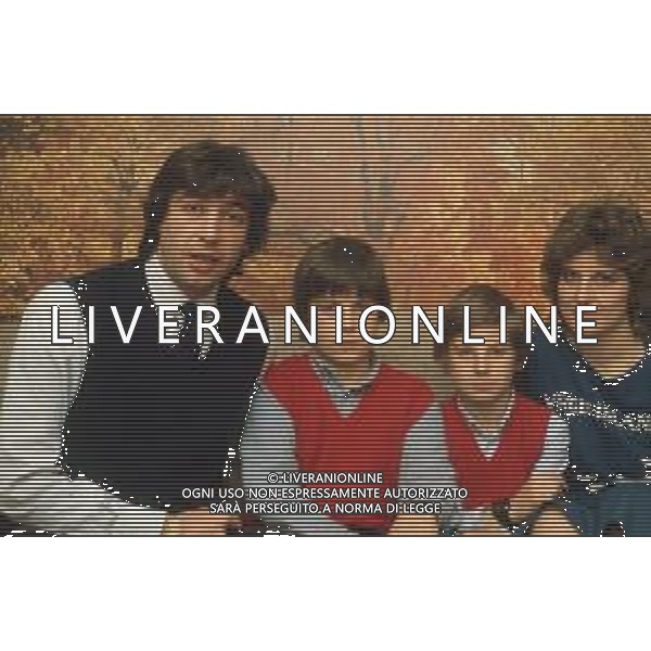 DIAP-RETROSPETTIVA DOMENICO PENZO CALCIATORE NELLA FOTO DOMENICO PENZO CON LA FAMIGLIA A VERONA NELL\'ANNO 1983 FOTO MASSIMO BIANCHI-AG ALDO LIVERANI SAS