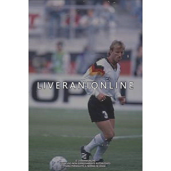 DIAP-RETROSPETTIVA ANDREAS BREHME CALCIATORE NELLA FOTO ANDREAS BREHME CON LA MAGLIA DELLA NAZIONALE TEDESCA AGLI EUROPEI 1992 AG ALDO LIVERANI SAS